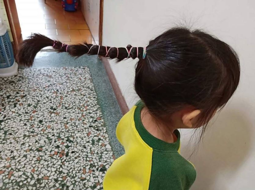 幼稚園老師幫女兒綁「立在半空的馬尾辮」　網友曬照片：還有更多更狂的