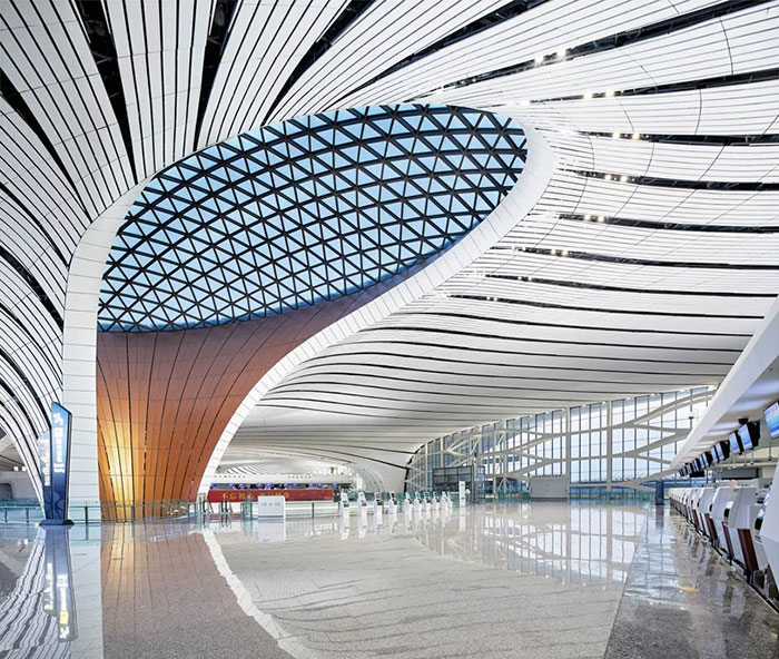 塞1億人次！北京啟用「世界最大機場」　俯瞰圖成「鳳凰展翅」外媒驚嘆