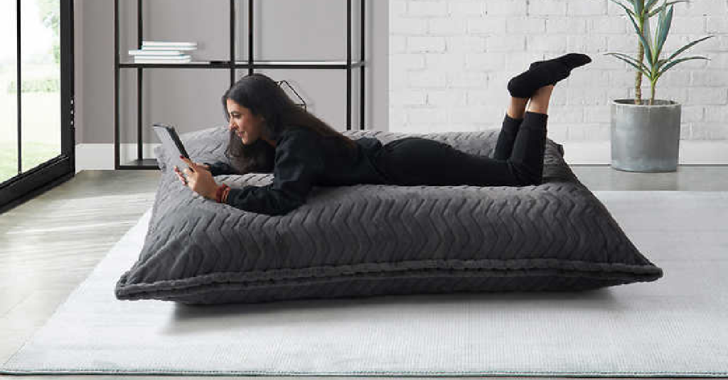 廢到最高點！Costco出售「超巨大枕頭」供懶人使用　網搶翻：秒懂狗躺狗窩的感覺～