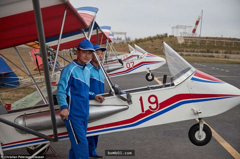 北韓人的生活跟你想像中的完全不一樣，不僅「有名牌、名車還開飛機」有錢到出油！