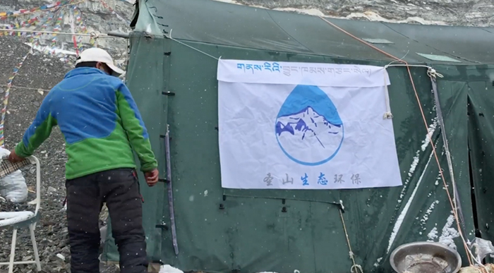 「世界第一高峰」慘變垃圾掩埋場　 登山隊「清出8.5噸」堆滿山頭畫面太驚人