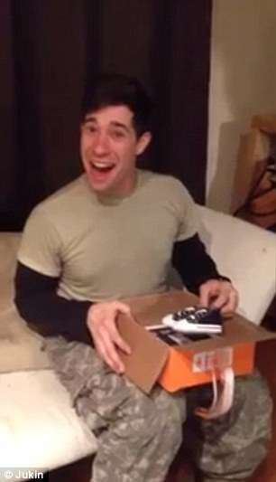 軍人丈夫打開盒子驚見小孩鞋子　下一秒「對著老婆尖叫」超爆笑