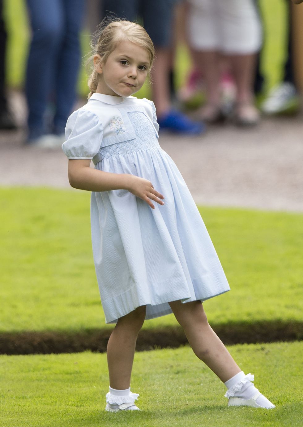 迪士尼走出來的！最美皇室小公主「笑容像天使」　長大氣質再變：逆天長腿超仙❤️
