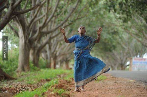 沒有子女的印度103歲老婦人一生都在默默做著「這件事」，每個人都向她致上最深的敬意吧！