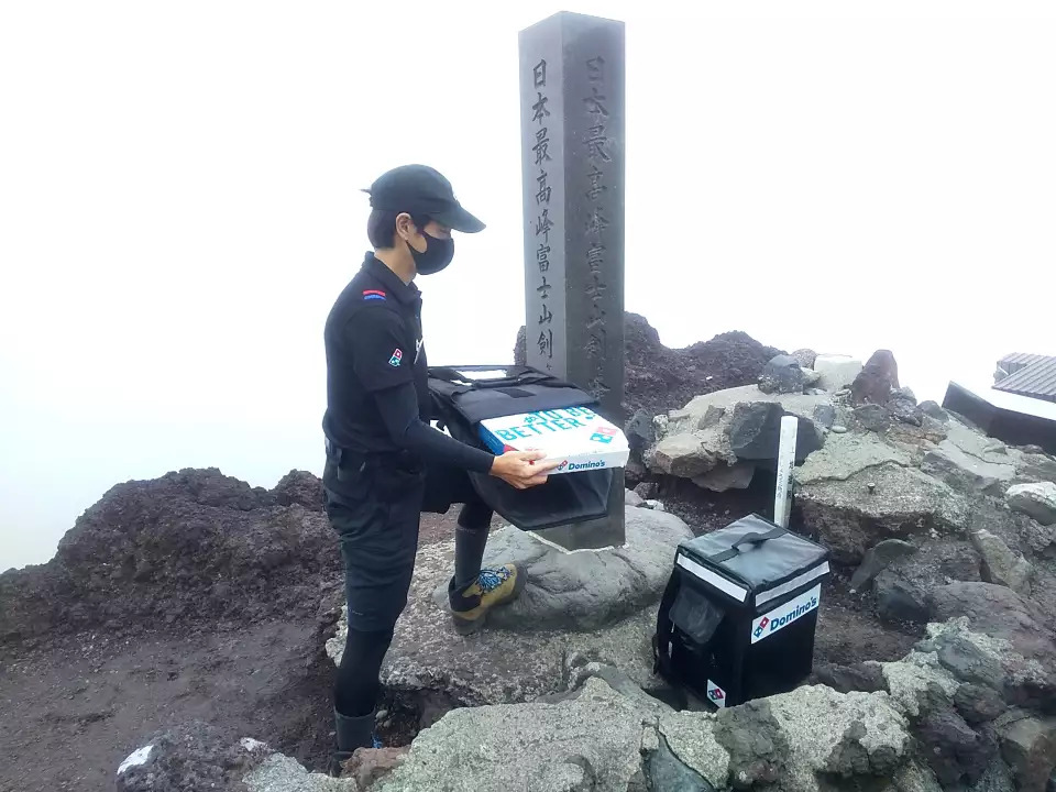 富士山頂點披薩！超狂外送員「真的送達」　6小時攻頂：祝您用餐愉快！
