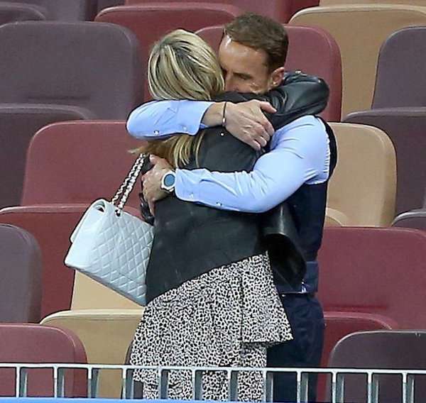 英格蘭輸球後「教練一人留在觀眾席」　妻子現身擁抱：在我心中你還是英雄