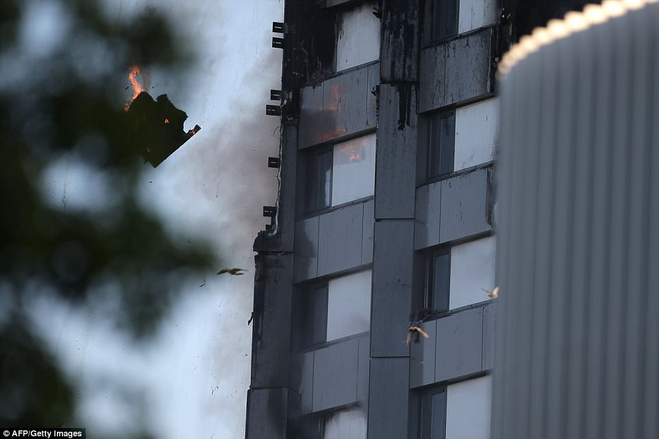 倫敦惡火讓絕望母親「從10樓把孩子拋下」，一名男子箭步上前…圍觀群眾目睹奇蹟！