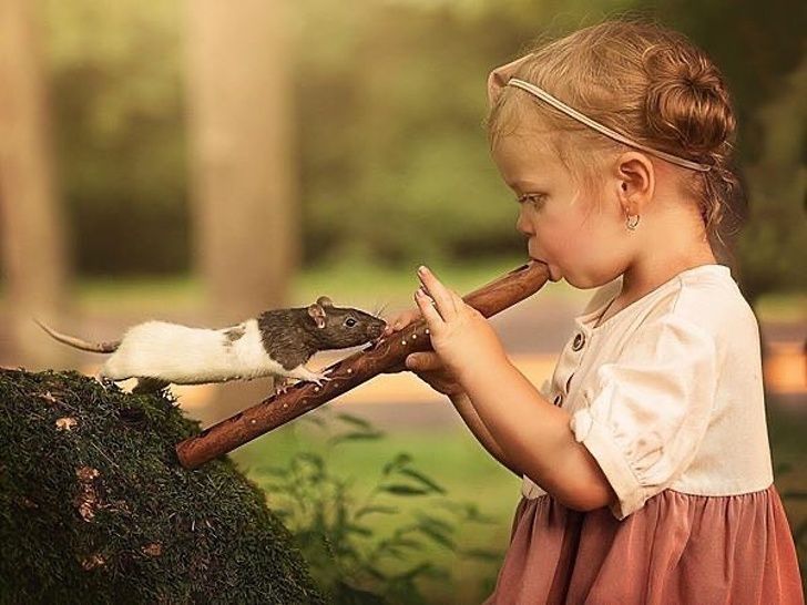抱一個！　攝影師捕捉「小朋友抱抱小動物」甜蜜瞬間　唯美照超溫馨：被療癒了♡