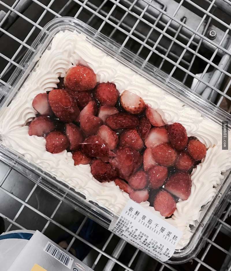 少女都在吃的就是這款「Costco草莓千層蛋糕」，眼睛一瞄到就會馬上買下直接一個人嗑一盒！