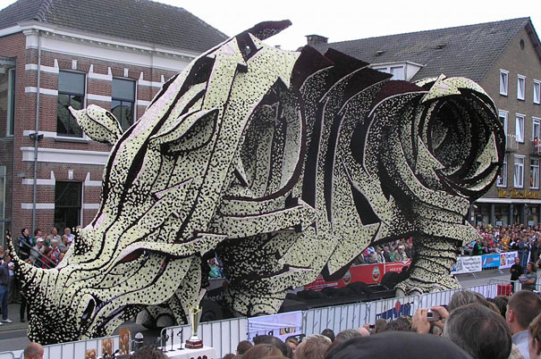 大梵谷花車驚艷出場！　世界最大規模荷蘭花車節「作品跟房子一樣大」