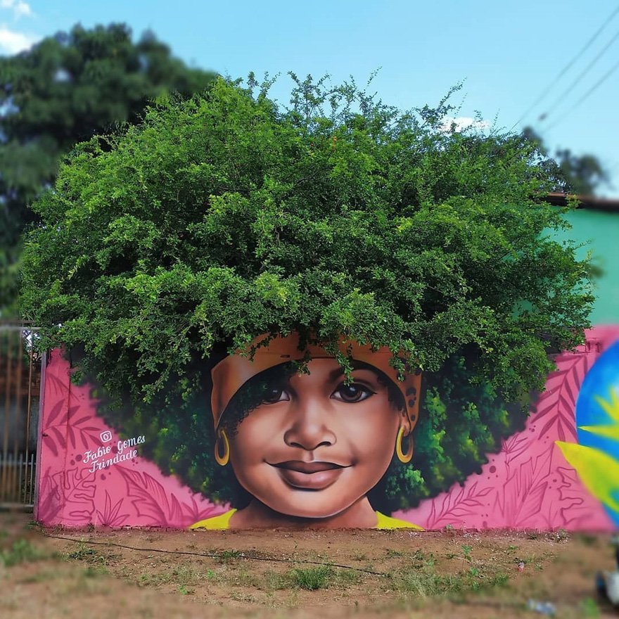 生生不息的頭髮！藝術家巧用樹木完成「街頭肖像畫」　路過都美「髮型還有變化」