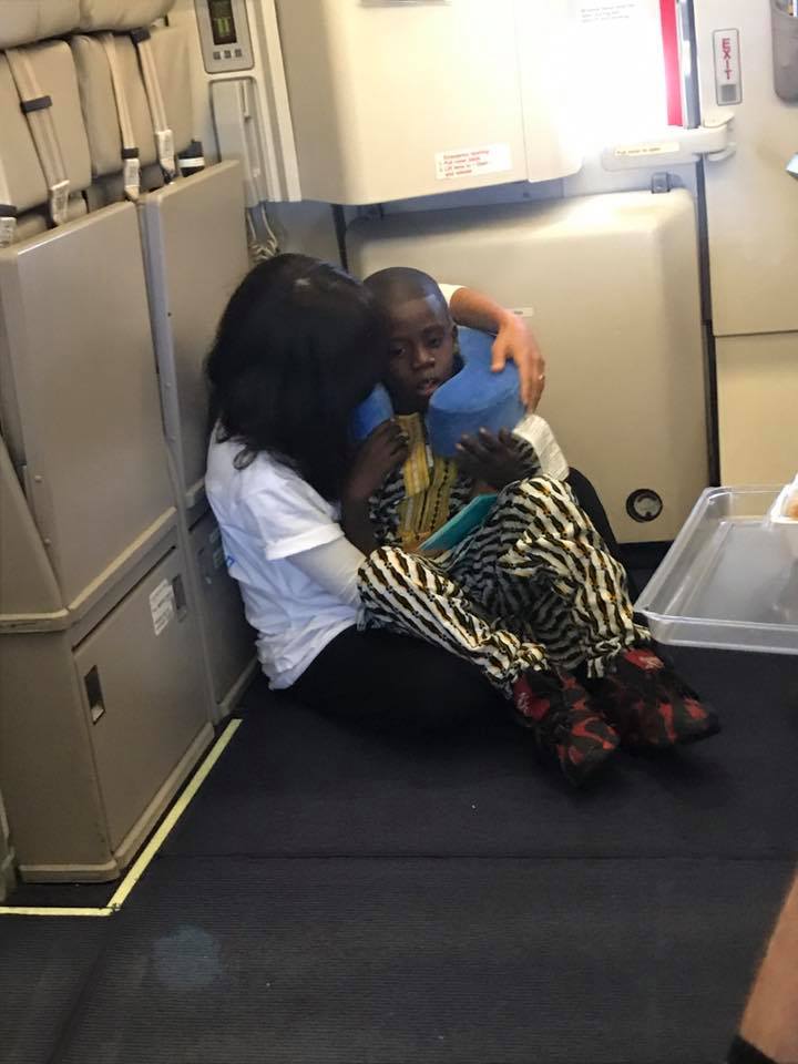 自閉症男孩「在飛機上崩潰失控」連父母都沒轍，這時一位陌生女子突然站起來把他帶到角落…