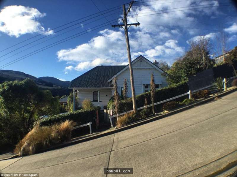 紐西蘭這條街上的房子「全都歪一邊」讓網友超困惑，但發現真相後立馬就預訂機票要飛去玩了！