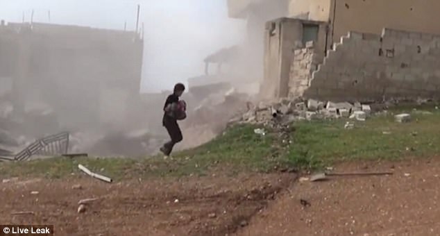 敘利亞小男孩從廢墟中「哭著走出來的情景」讓大家都心碎，看了5秒眼淚就流下來…