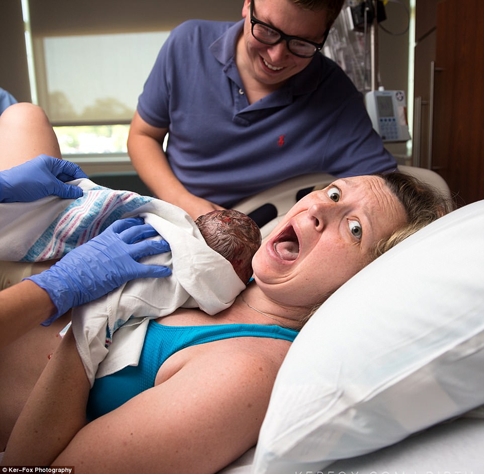 產婦生出寶寶瞬間超驚訝不敢相信，醫生公布性別瞬間終於破除「家族50年來的魔咒」！
