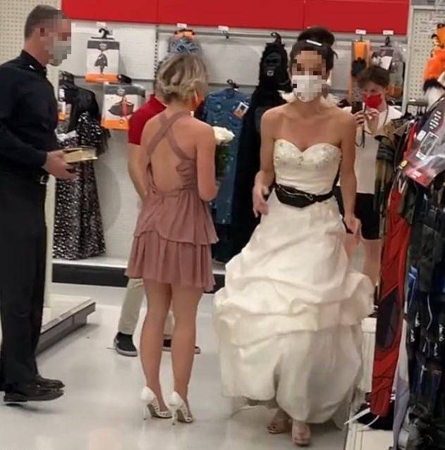 最狂逼婚！女友「穿婚紗」闖男友上班百貨　自備伴娘、牧師：現在跟我結婚馬上！