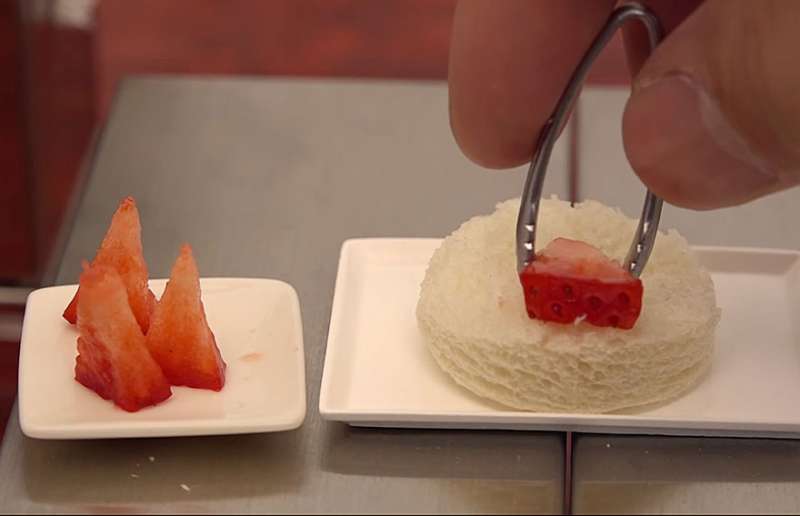 用1/100小廚具做出「迷你草莓蛋糕」　畫面讓人中毒停不下來