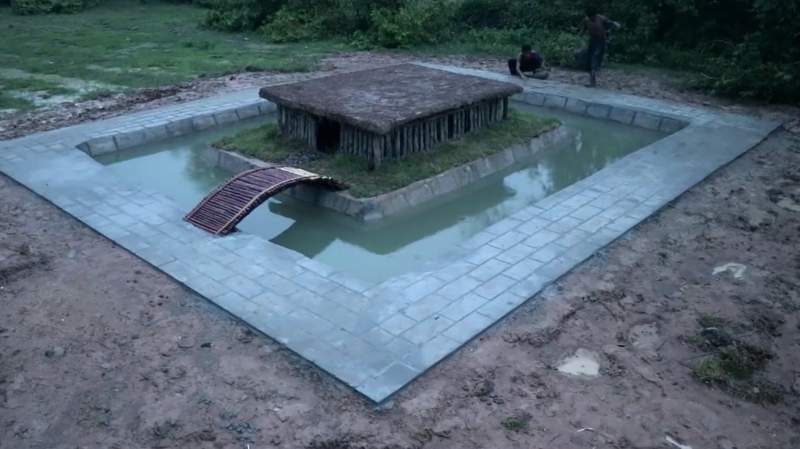 柬埔寨神人用最原始方法蓋房子　2個星期內還加碼蓋「護城河」游泳池