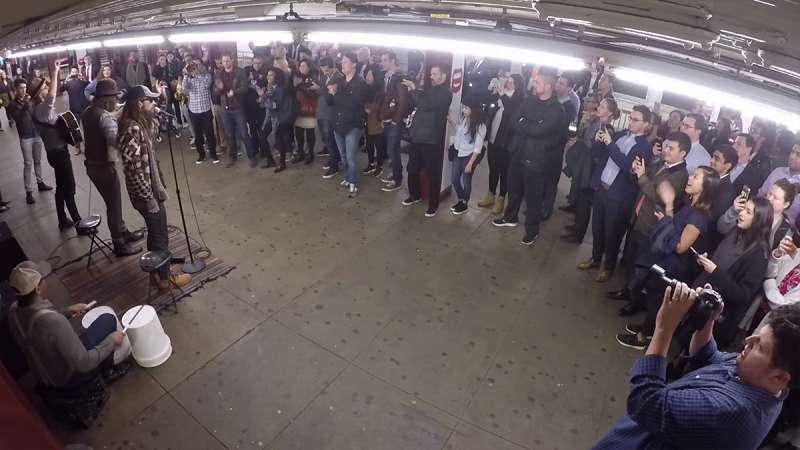 「魔力紅」主唱在地鐵站扮成邋遢大叔　民眾的反應讓他嗨到加碼唱超紅單曲