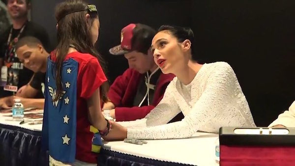 蓋兒加朵在簽名會遇到「扮成神力女超人的小女孩爆哭」，她的反應又再度證明了她是一位真女神！