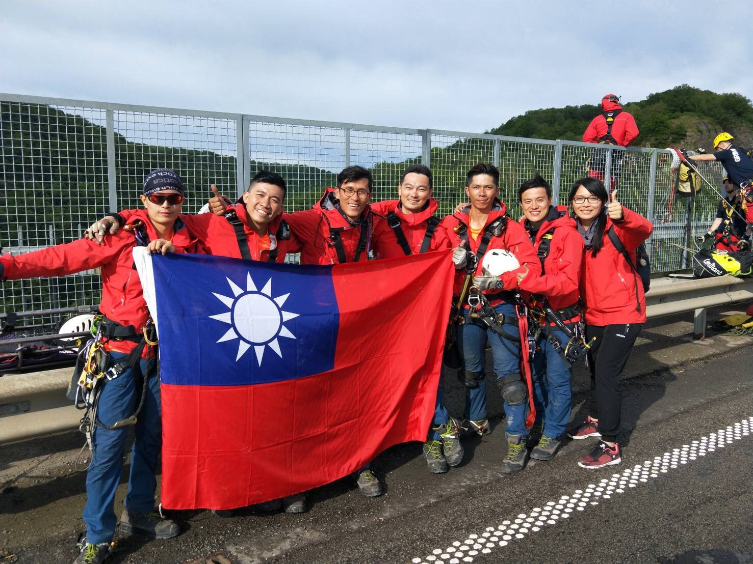 高雄繩索救援隊「勇奪世界第一」　台灣國旗飄揚歐洲舞台　