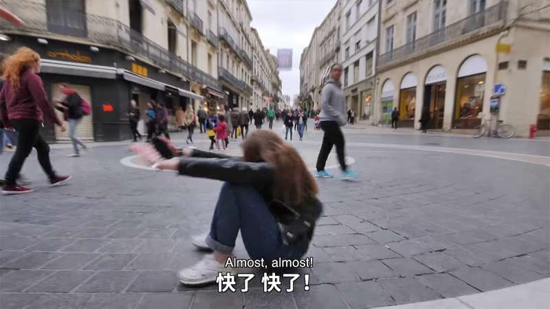 傳說歐美人都不會「亞洲蹲」　法國網紅決定到街頭實測　民眾「全都跌慘了」