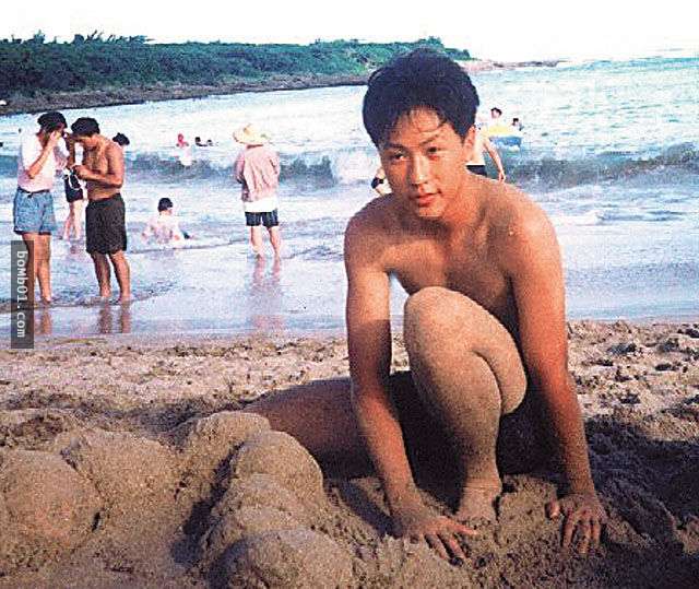 五月天「最不想你看到的」20年前青澀模樣照片曝光，連在海邊裸上身瘋玩的復古畫面也有啊！
