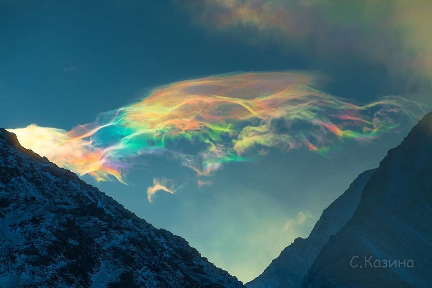 天空出現面積超廣「彩虹雲」　攝影師幸運拍下：此生看過最夢幻的景象