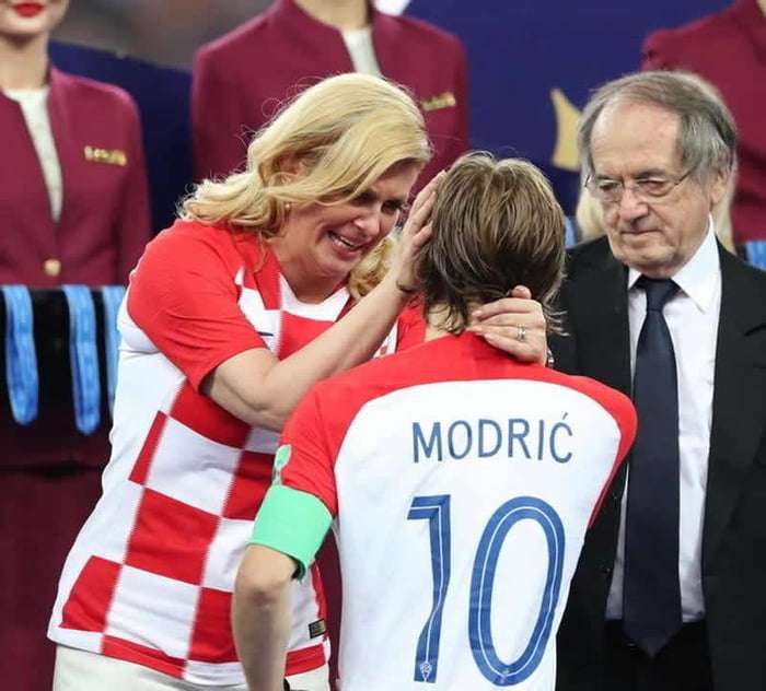 克羅埃西亞總統熱情表現「愛足球、愛球員」　網友被感動：總統該有的樣子