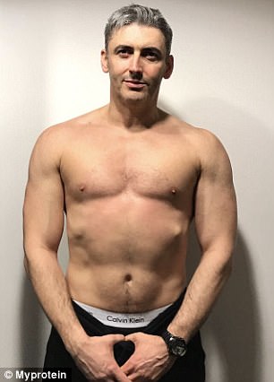 45歲大叔說要變成肌肉男大家都當笑話看，3個月後他的身體居然進化成「天菜狀態」！