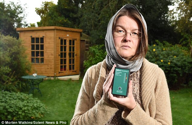 這位44歲女性只要「身邊一有人用Wi-Fi」就會崩潰GG，為了躲避訊號還跑到偏遠的深山裡…