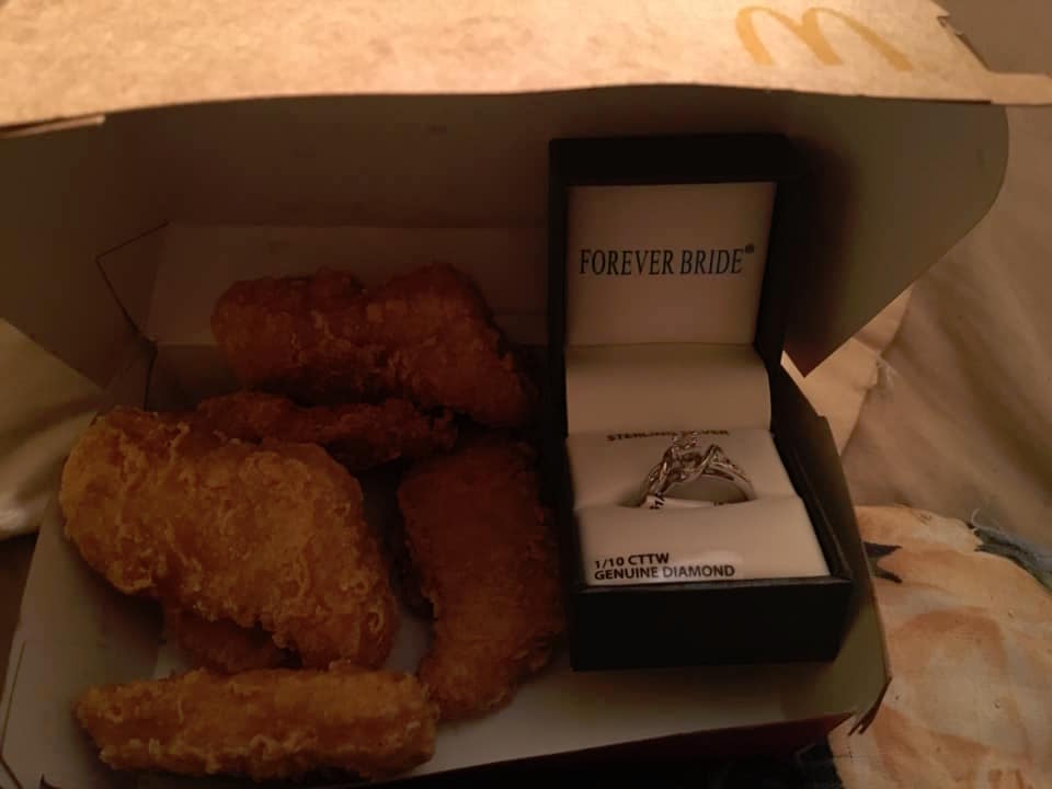 20分鐘內想要完成求婚　男子手刀買麥克雞塊「藏戒指」送女友