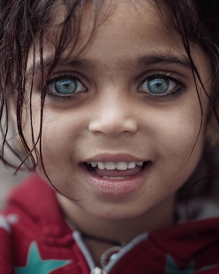 眼睛裡住著銀河系　攝影師找到「最美眼睛孩童」閃耀琥珀色寶石彷彿會吸進去～