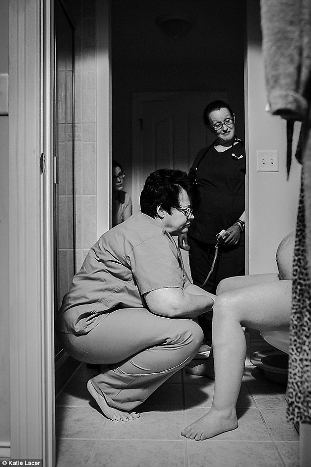 網友看到這張「護理師幫助產婦上廁所」照片馬上按下分享，希望更多的人能夠珍惜好的護理師！