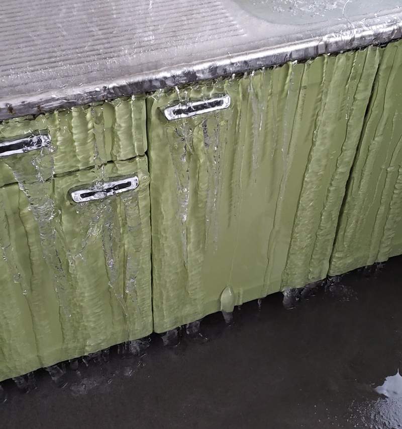 北海道的冬天「水流成冰」　宛如現代藝術「清理工作超讓人起肖」