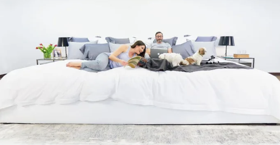 生一家八口沒問題！床墊公司推出「家庭Size大床」　一家人睡好睡滿