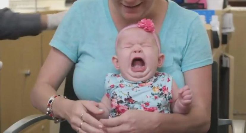 這個媽媽帶著4個月大的寶寶去穿耳洞，結果網友看了當時的影片都怒斥「根本是虐待兒童」！