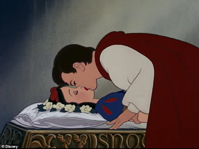 這不是真愛！迪士尼樂園「王子吻白雪公主」場景惹議　網批：沒經過允許！