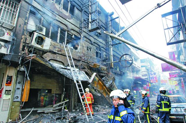 台中咖哩店長氣爆時「燒到掉皮焦黑都認不出」，竟然還忍痛搬磚…英勇救出10多人！