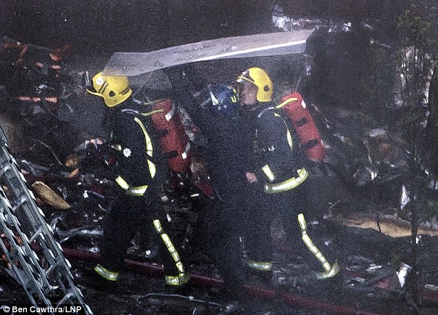 倫敦大火的受害孩子看到消防員出現都認為是英雄來了，但消防員看了這一幕卻崩潰啜泣…