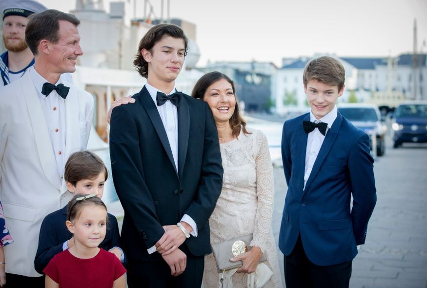 有華裔血統！21歲丹麥王子憑顏值闖時尚圈　「梳直髮」上伸展台氣場十足！