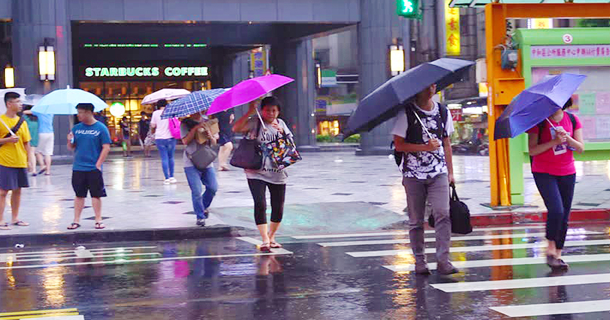 外套拿出來！北台灣「今天會下雨、明天冷空氣」　氣象局：最低溫探11℃