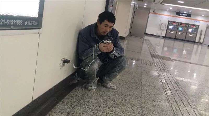 為了跟家人視訊「他蹲地鐵站角落用WiFi」　工人爸爸下班後的日常把大家暖哭