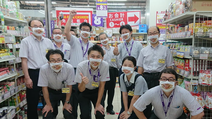 戴口罩也要面帶親切笑容！　日本超市推出「微笑口罩」　員工全戴上：隨時向顧客展露熱情