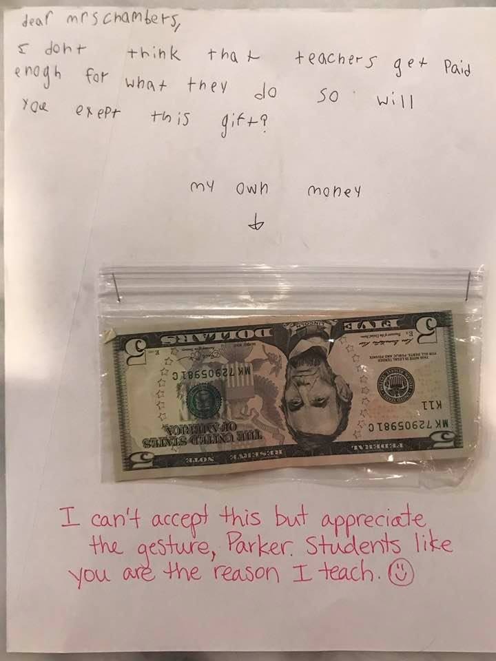 覺得老師薪水太低　超懂事9歲童把生日紅包送老師：請您收下這份禮物