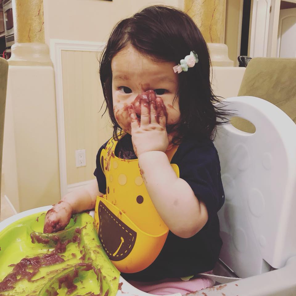 隋棠女兒吃飯「玩食物」吃到滿臉滿地都是，但是她卻淡定拍照上傳臉書「網友秒讚爆」