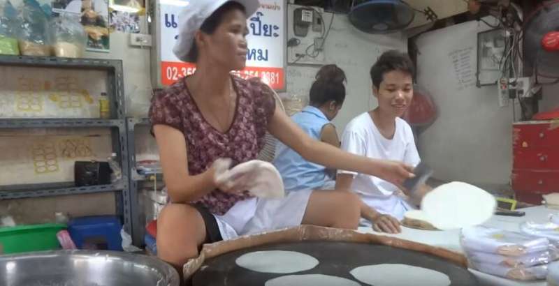 曼谷女攤主拿米糊在鐵板上畫一個圈　一抬起來超強神技讓網友直呼匠人藝術
