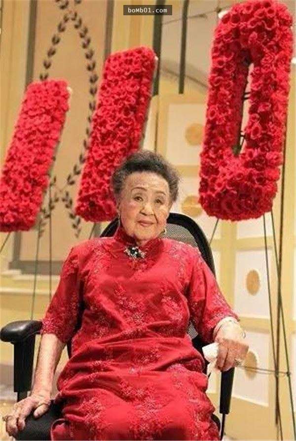 111歲的她兩度喪夫而且還不幸罹癌，她卻仍化妝、噴香水、穿高跟鞋到處跑！
