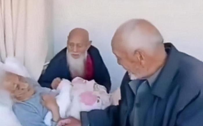 超越百年的陪伴！　102歲雙胞胎「探望118歲媽」　床前攜手談笑讓網友感動：好溫馨！