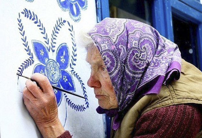 90歲老奶奶「用畫畫」讓村莊活了起來　吸引遊客來朝聖「看房」